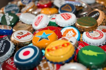 A bunch of bottle caps with one that says duvel on it