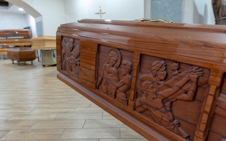 Cofano funebre con intagli