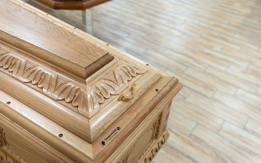 Cofano funebre in legno chiaro