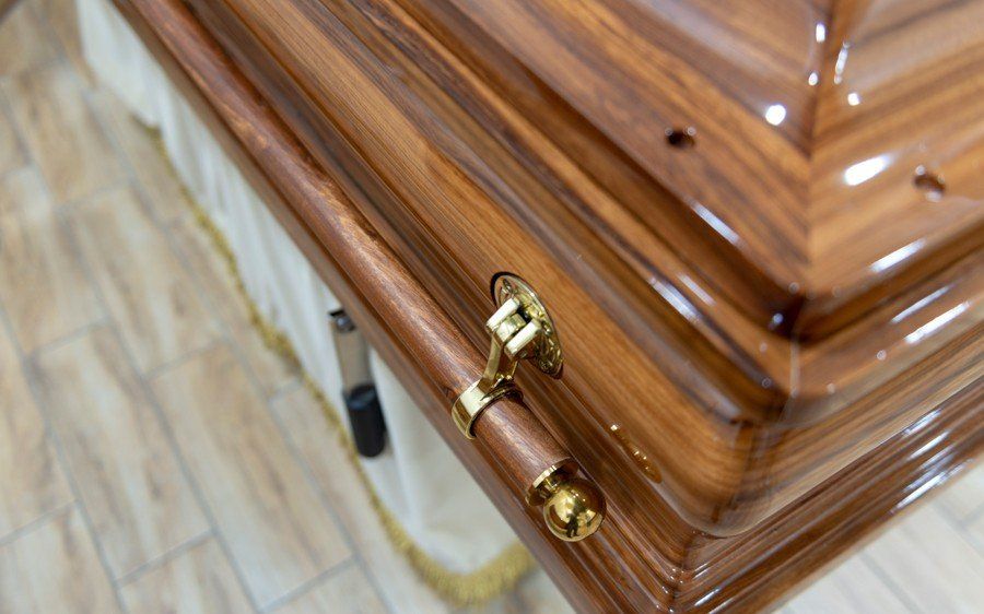 Cofano funebre con dettagli dorati