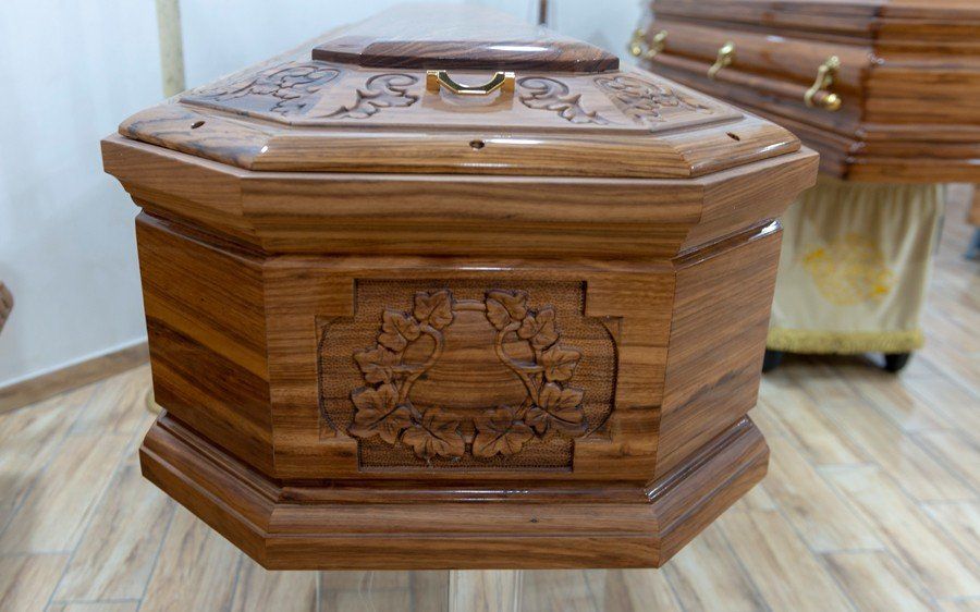 Cofano funebre con intagli decorativi
