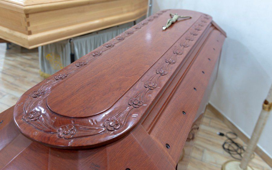 Cofano funebre con fiori intagliati