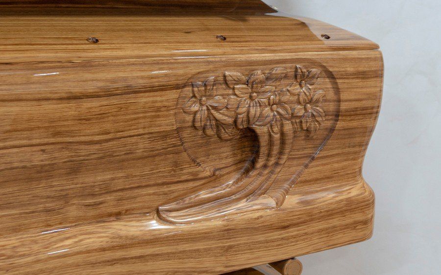 Cofano funebre decorato con fiori