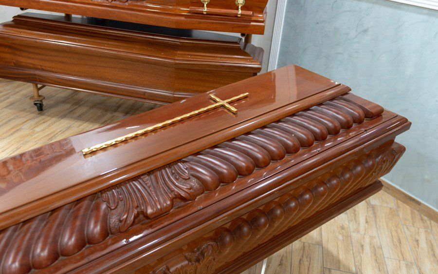 Cofano funebre in legno con croce