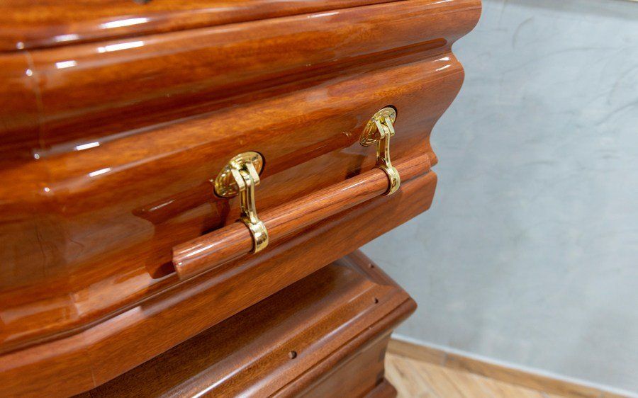 Cofano funebre con dettagli dorati