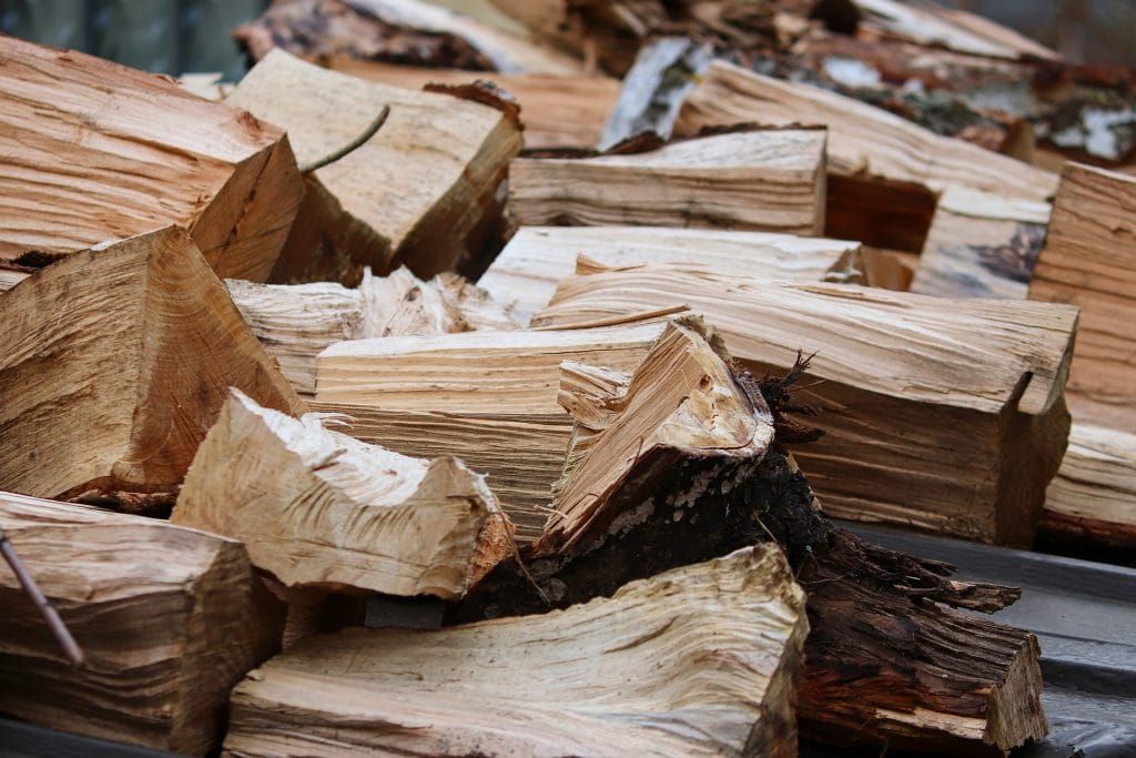 Holzscheite für den Kachelofen