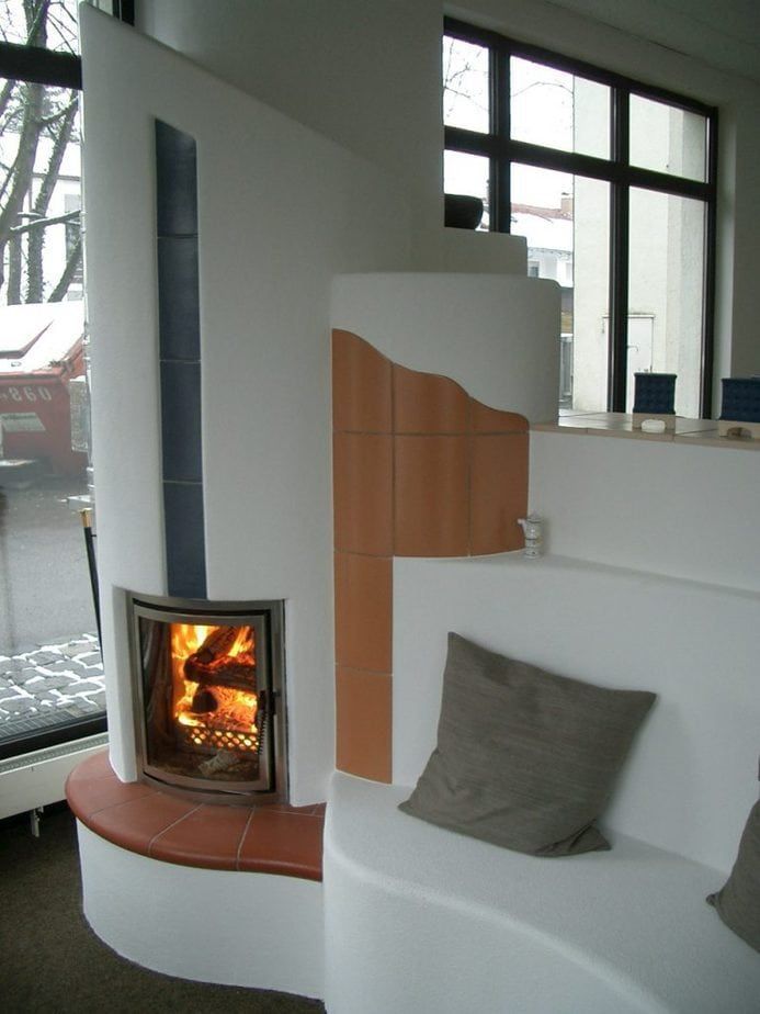 Kachelofen in dem ein Feuer brennt