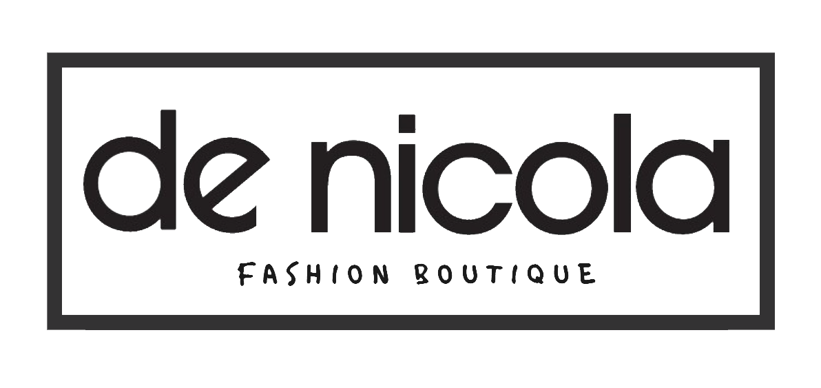 Logo della boutique di moda de nicola in un rettangolo nero.