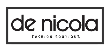 Logo della boutique di moda de nicola in un rettangolo nero.