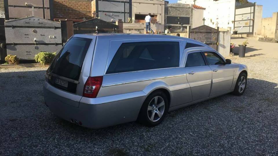 un carro funebre mercedes