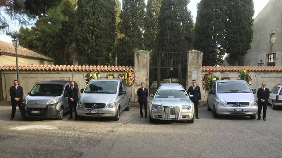 quattro veicoli funebri color argento