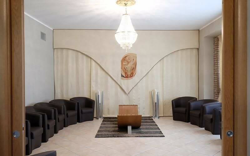 una sala d'attesa con poltrone nere