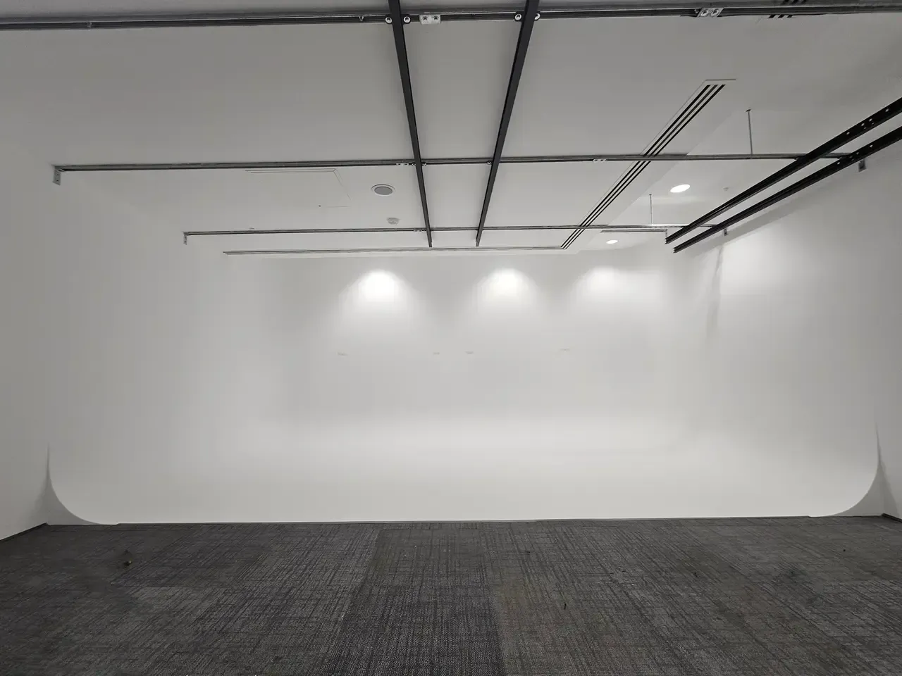 Cyc Wall installer in London for The Economist