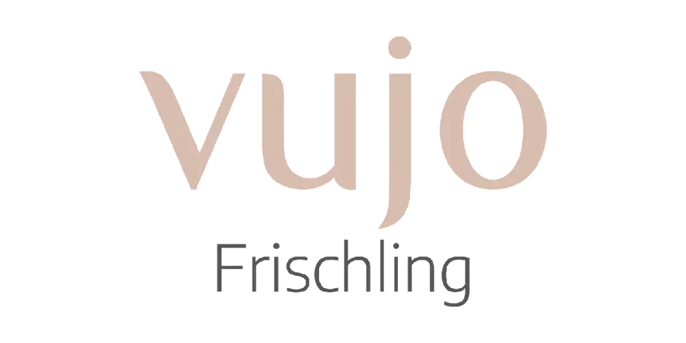 Logo mit dem Wort „vujo“ in Hellbraun, darunter „Frischling“ in Grau.