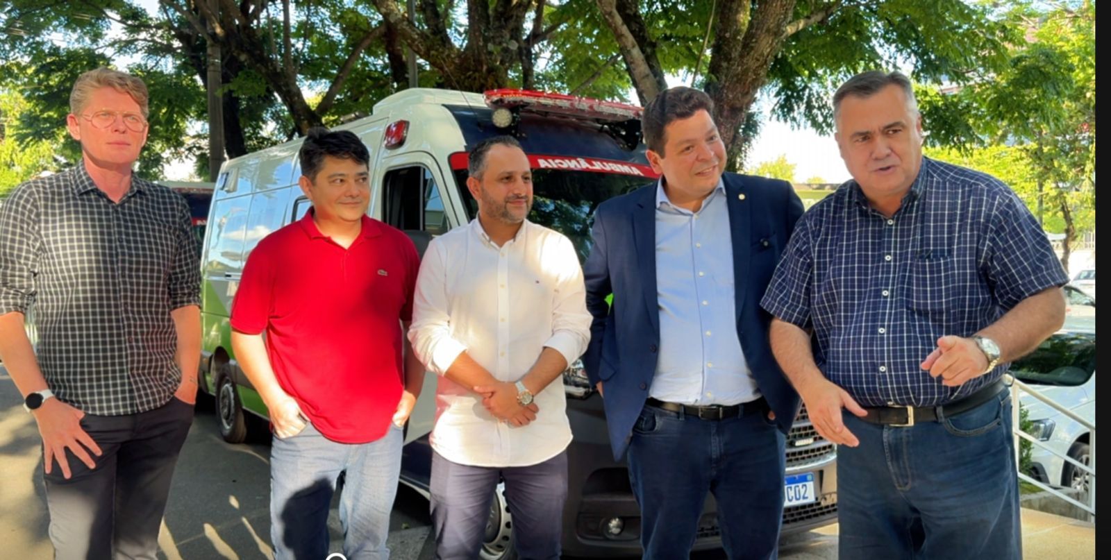 Deputado Gugu Bueno ao lado de autoridades durante a entrega de ambulância para a saúde de Cascavel
