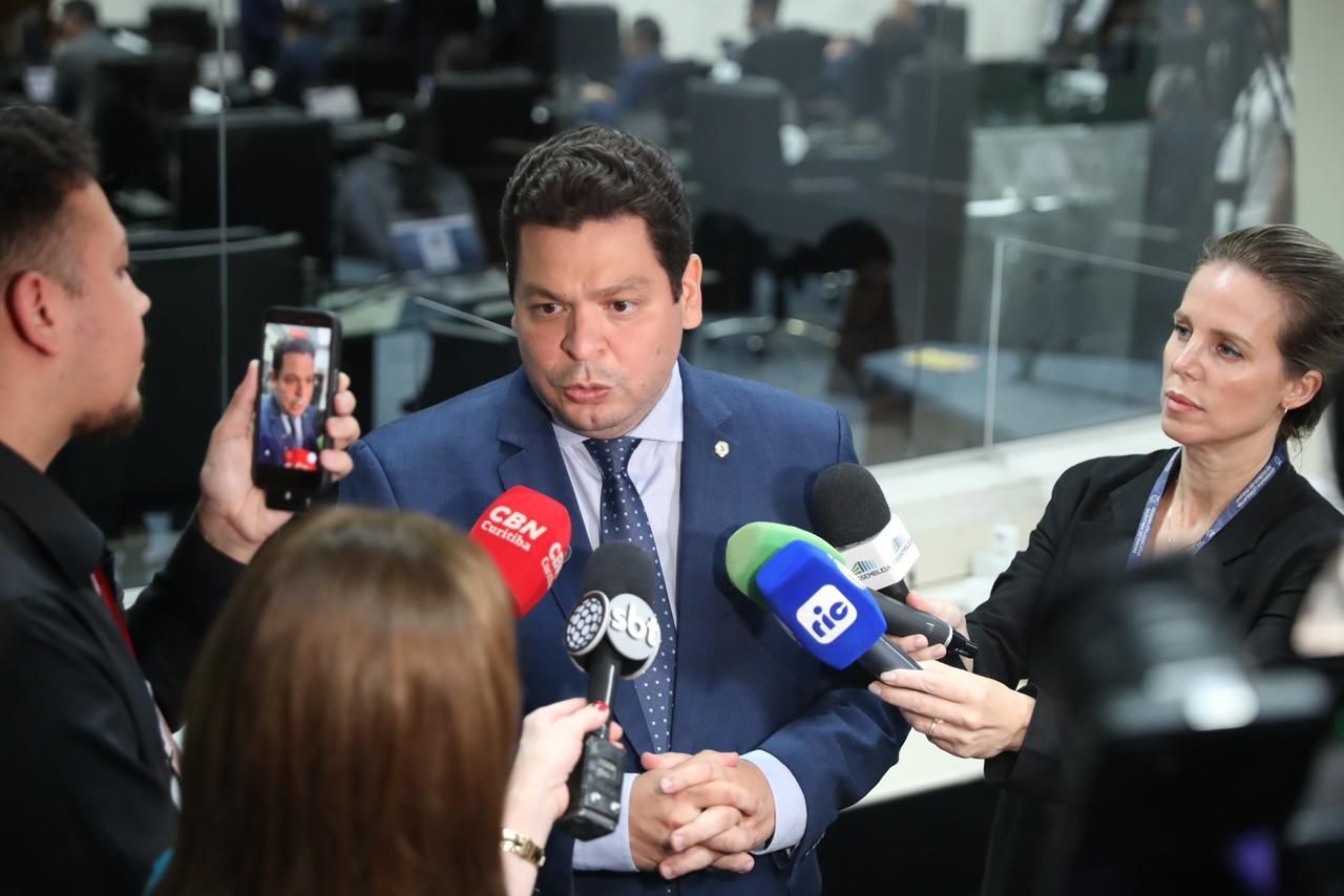 Deputado Gugu Bueno fala à imprensa na Assembleia Legislativa sobre o Fundo Estratégico do Paraná