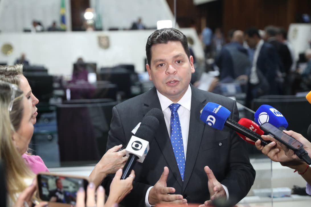 Deputado Gugu Bueno fala à imprensa na Assembleia Legislativa sobre a LOA 2026, que garante Cascavel