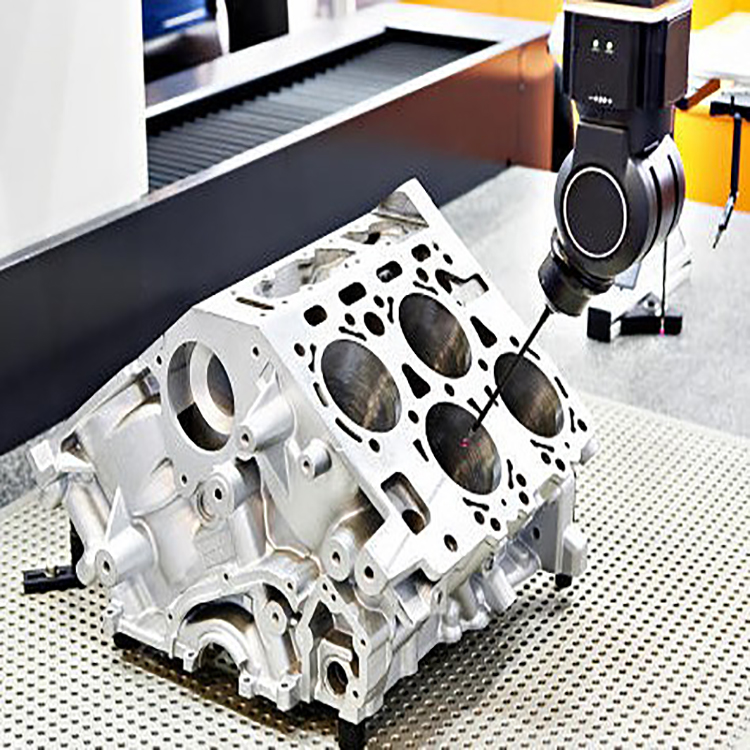 Una pieza de metal está siendo medida por una máquina.