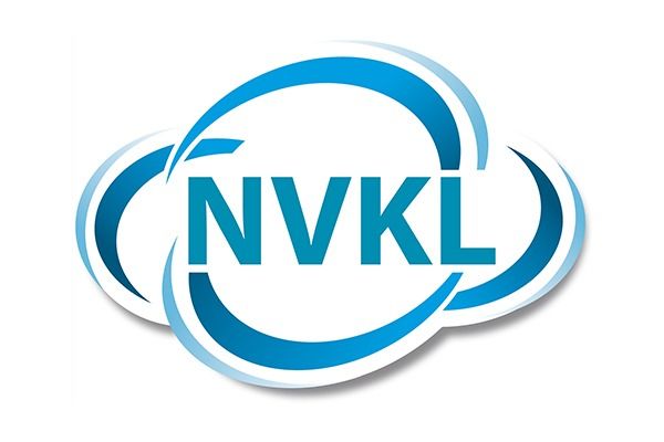Een blauw-wit logo voor nvkl op een witte achtergrond