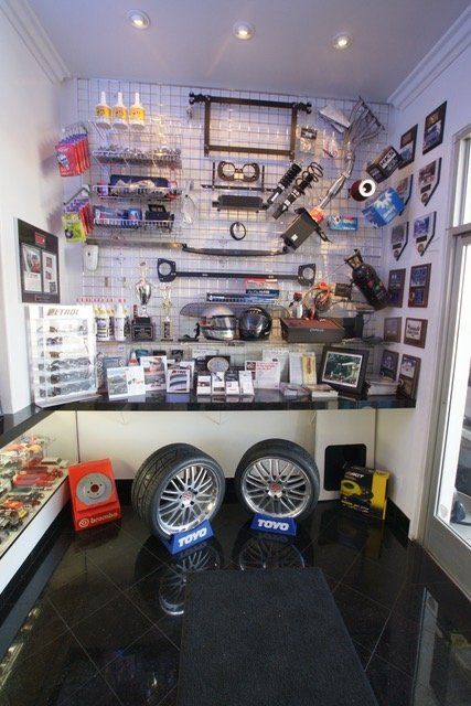 johnnys_auto_clinic_facility_4