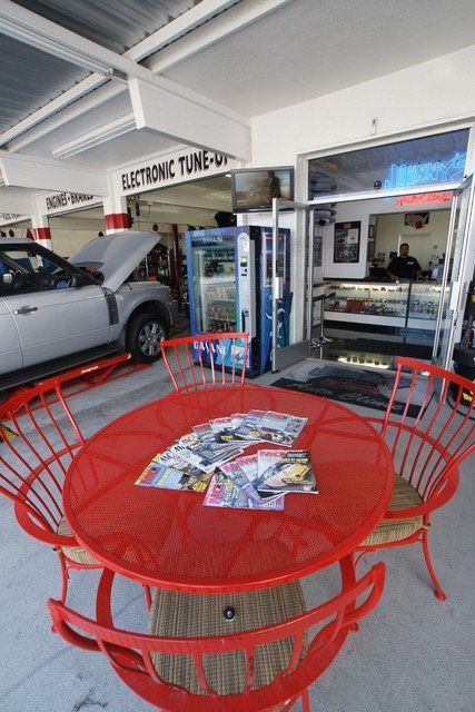 johnnys_auto_clinic_facility_2