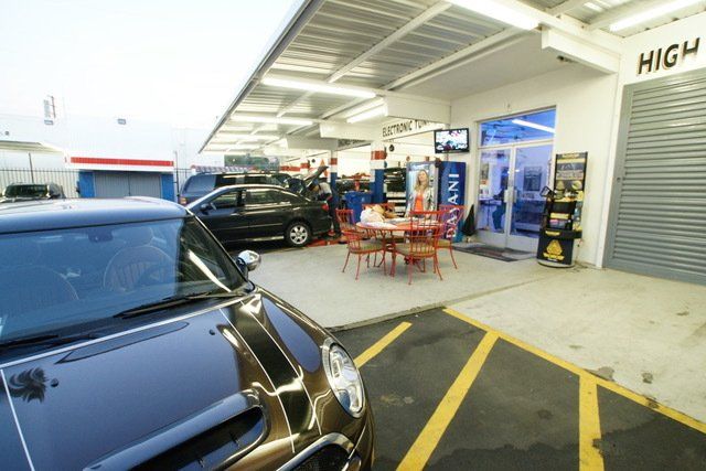 johnnys_auto_clinic_facility_1