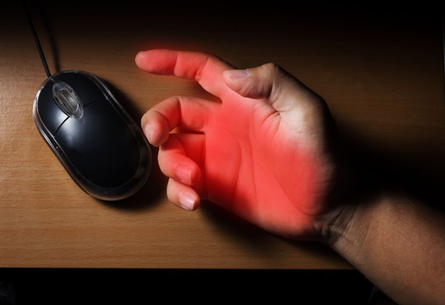 mano indolenzita per uso scorretto