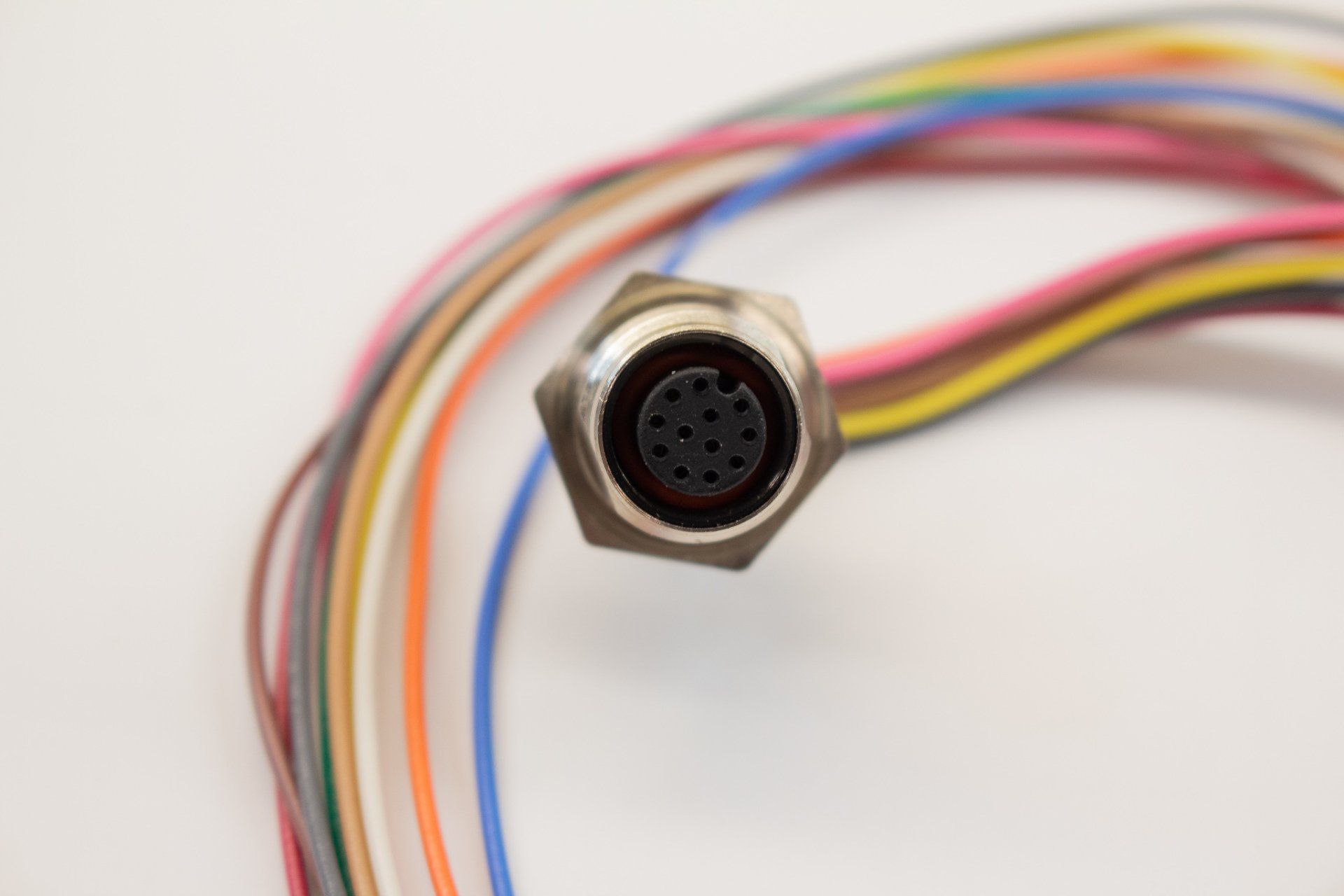 A close up of a connector with a bunch of wires attached to it