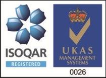 Loghi di certificazione ISOQAR e UKAS. Blu e oro con una corona e un segno di spunta.