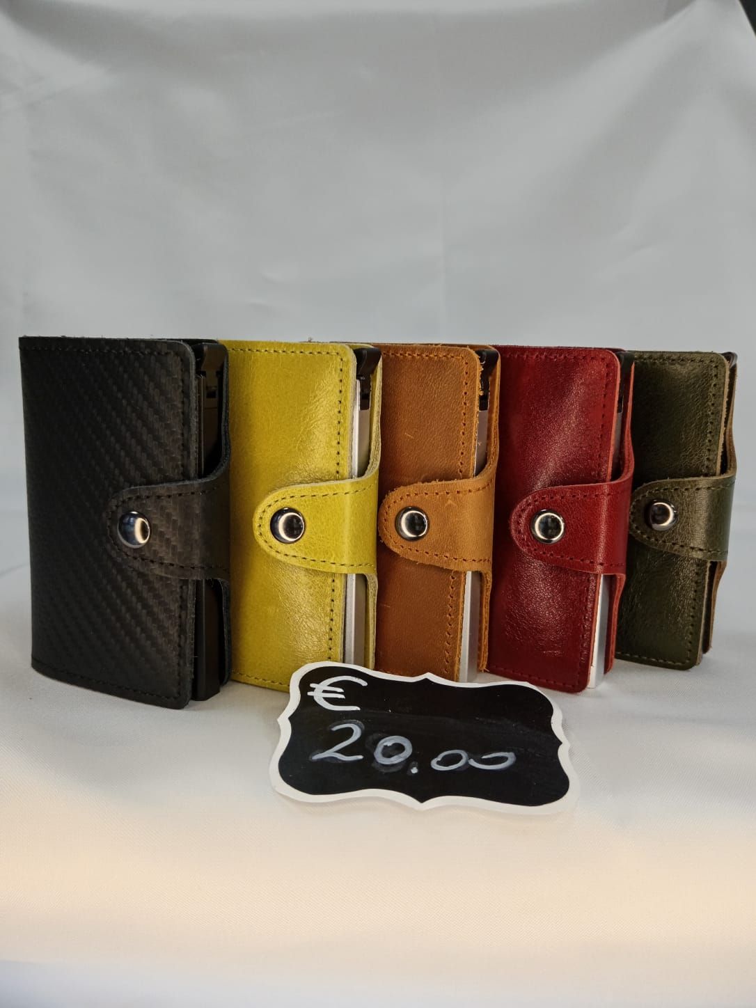 Una vista aerea di un camion che percorre un'autostrada.