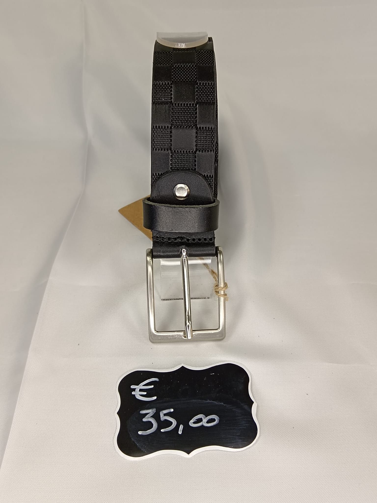 Un camion blu è parcheggiato accanto a un camion bianco in un parcheggio.