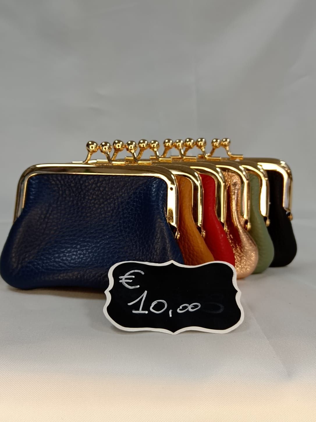 Un magazziniere sta scansionando una scatola con uno scanner di codici a barre.