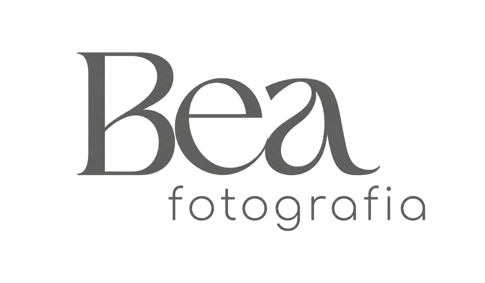 Logotipo con “Bea fotografia” en gris sobre fondo blanco