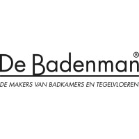 The de badenman logo is black and white and says de makers van badkamers en tegelvloeren.