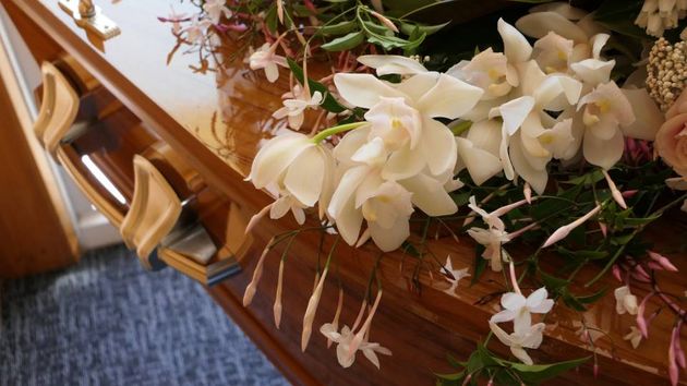 fiori bianchi su bara in legno