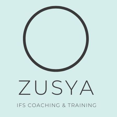 Een logo voor Zusya IFS coaching en training met een cirkel in het midden.