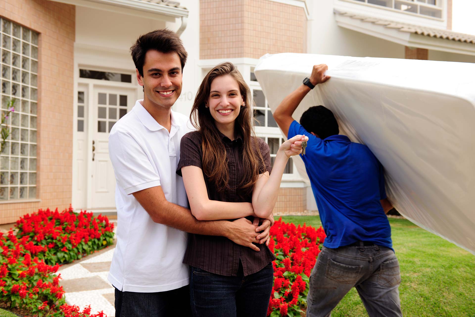 Couple Smiling — Houston, TX — Los Flores Movers