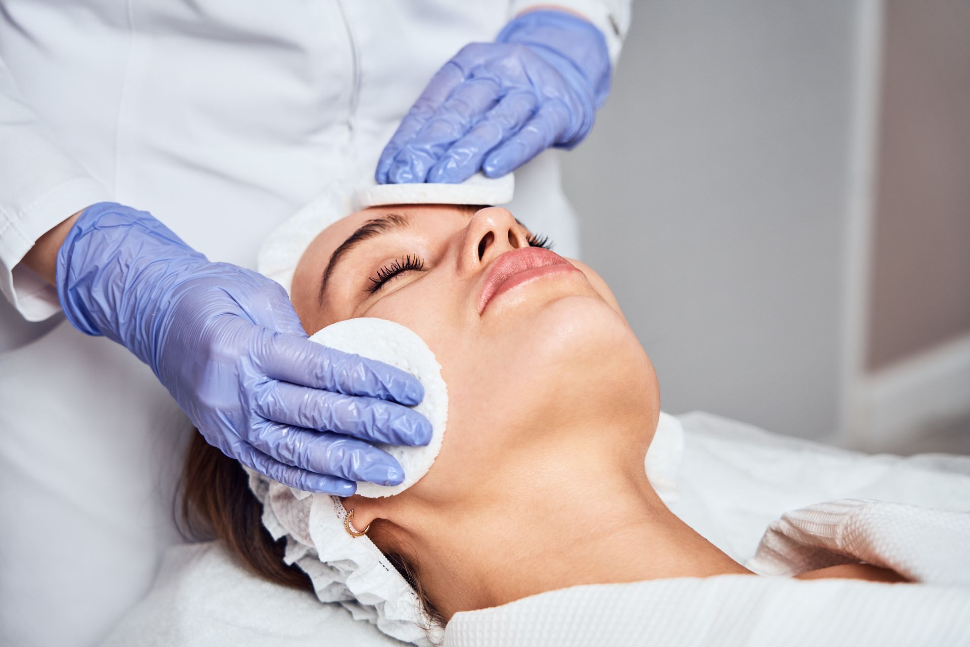 woman receiving facial hydro treatment