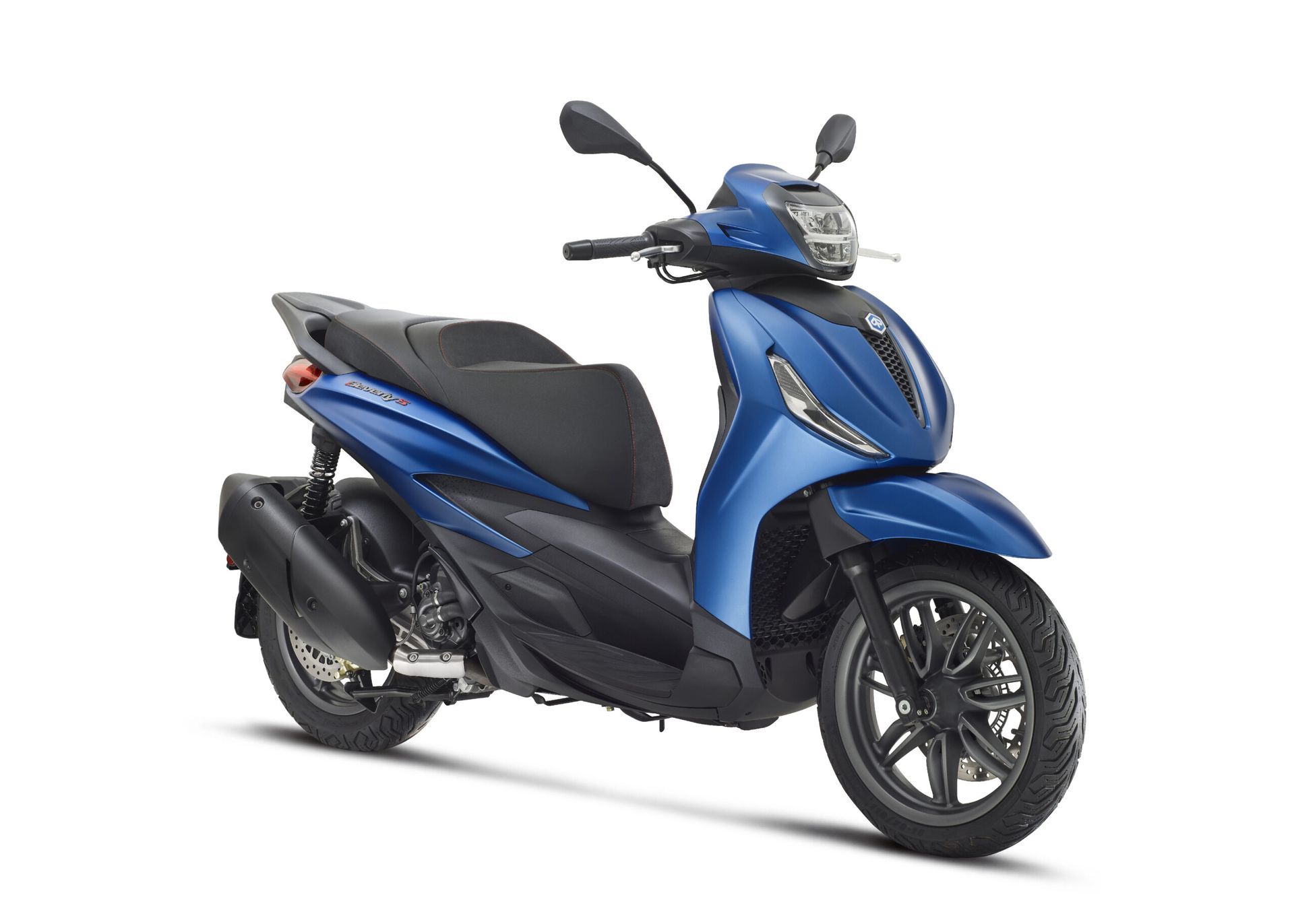 Uno scooter nero è parcheggiato su uno sfondo bianco.
