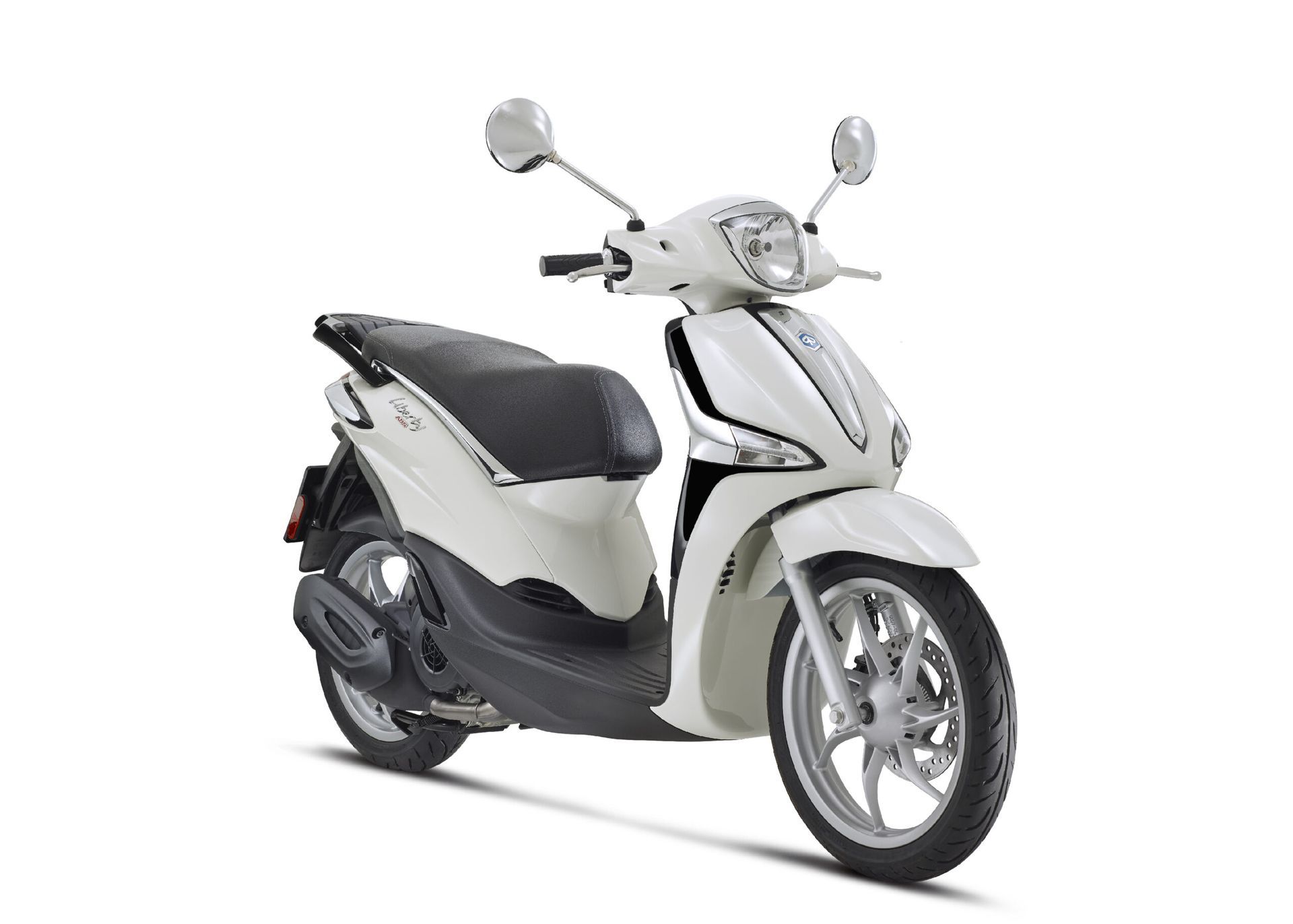 Uno scooter nero è parcheggiato su uno sfondo bianco.
