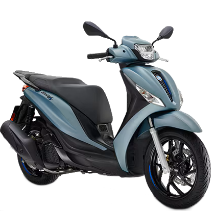 Uno scooter nero è parcheggiato su uno sfondo bianco.