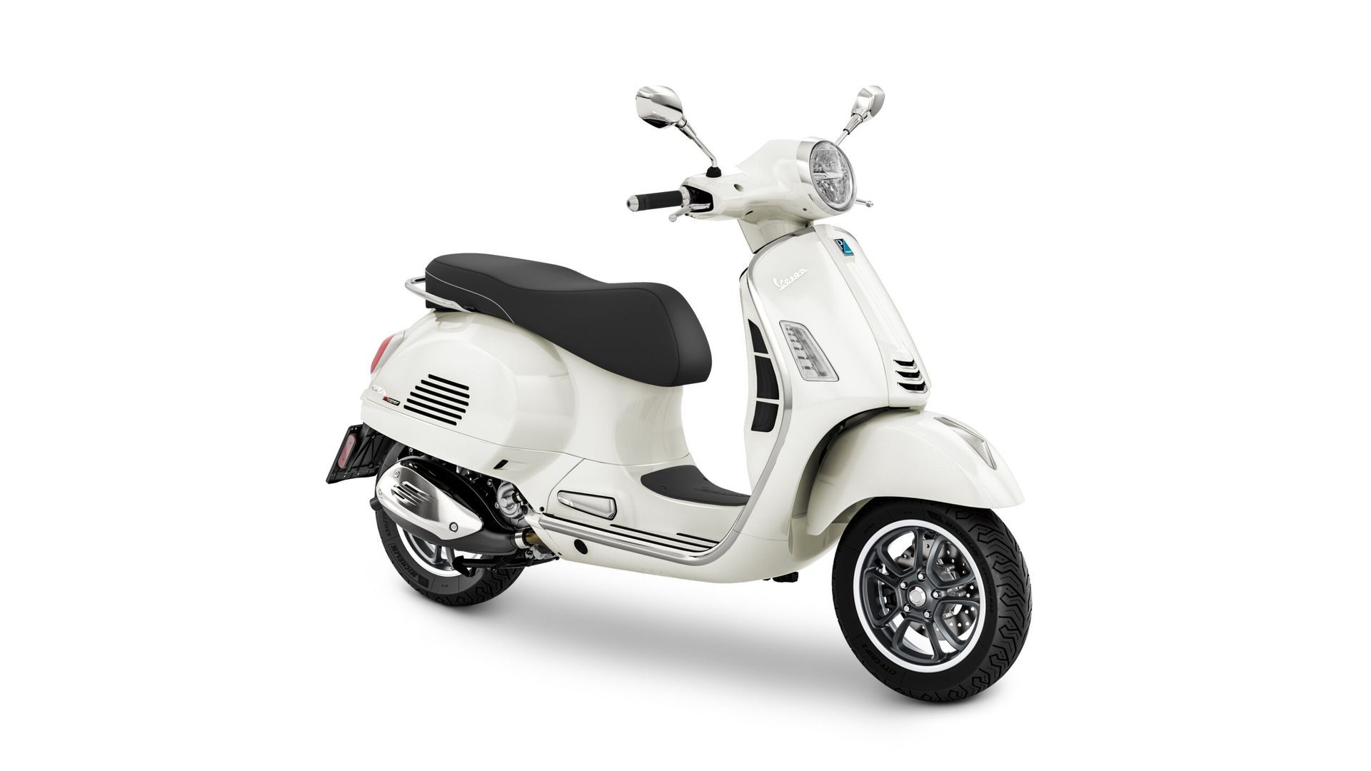 Uno scooter nero è parcheggiato su uno sfondo bianco.