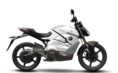 Uno scooter nero è parcheggiato su uno sfondo bianco.