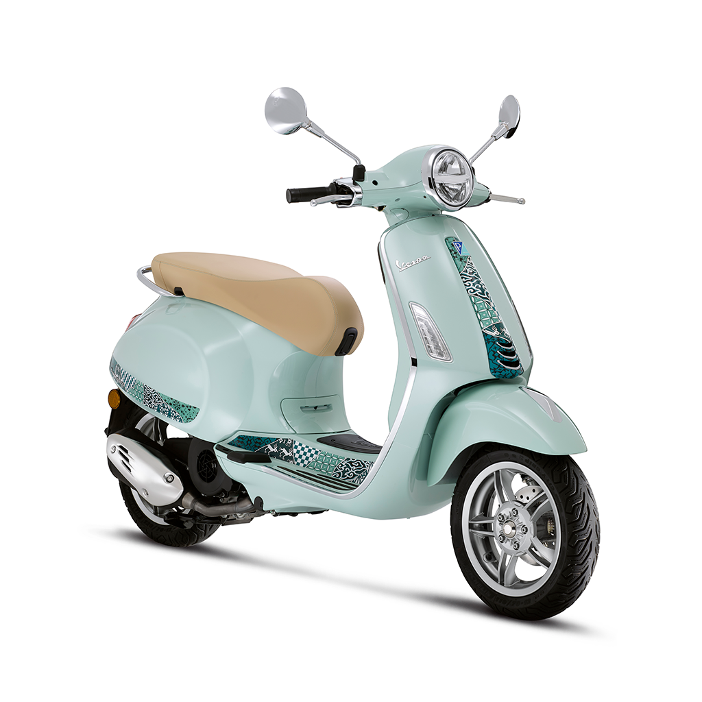 Uno scooter nero è parcheggiato su uno sfondo bianco.