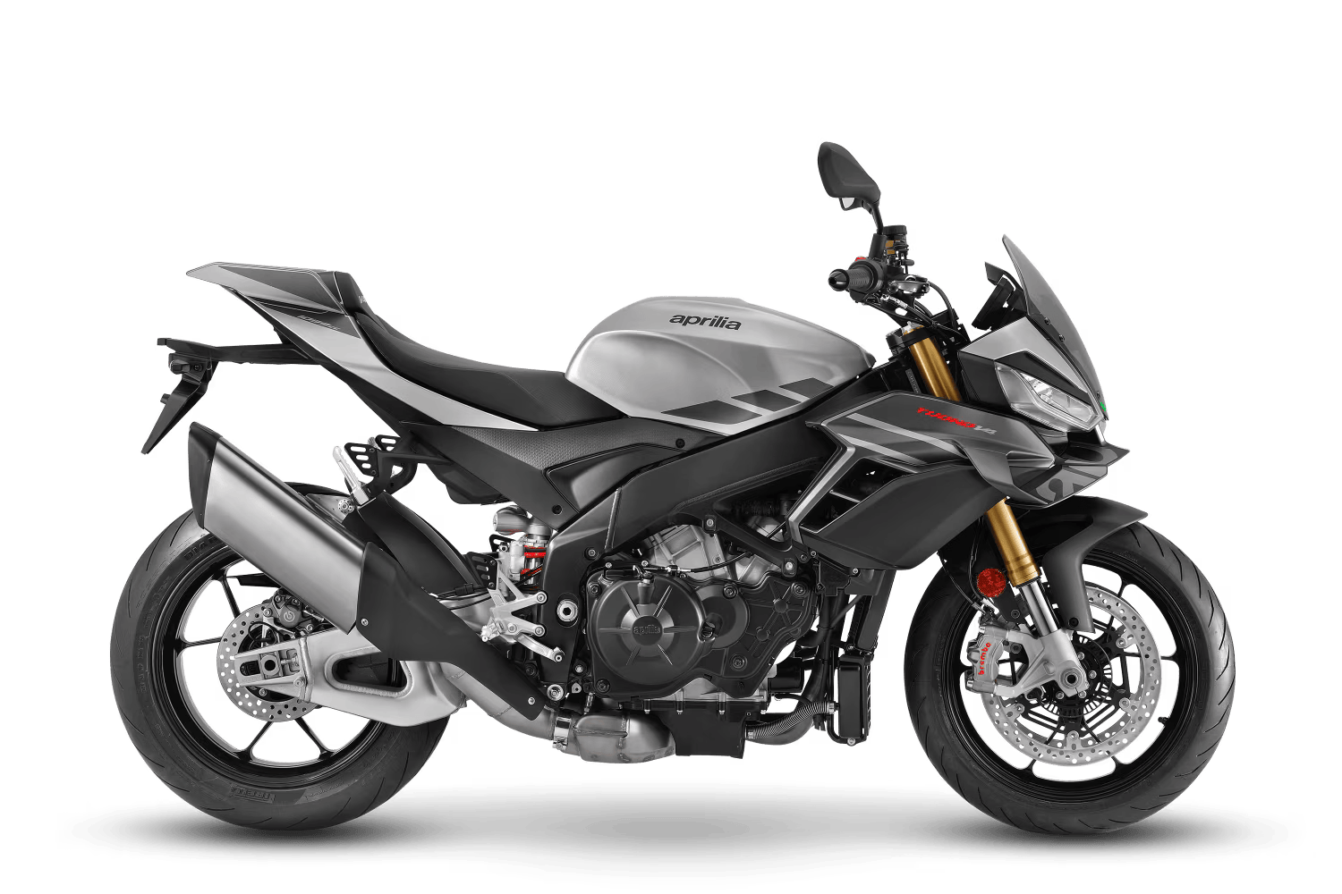 Uno scooter nero è parcheggiato su uno sfondo bianco.