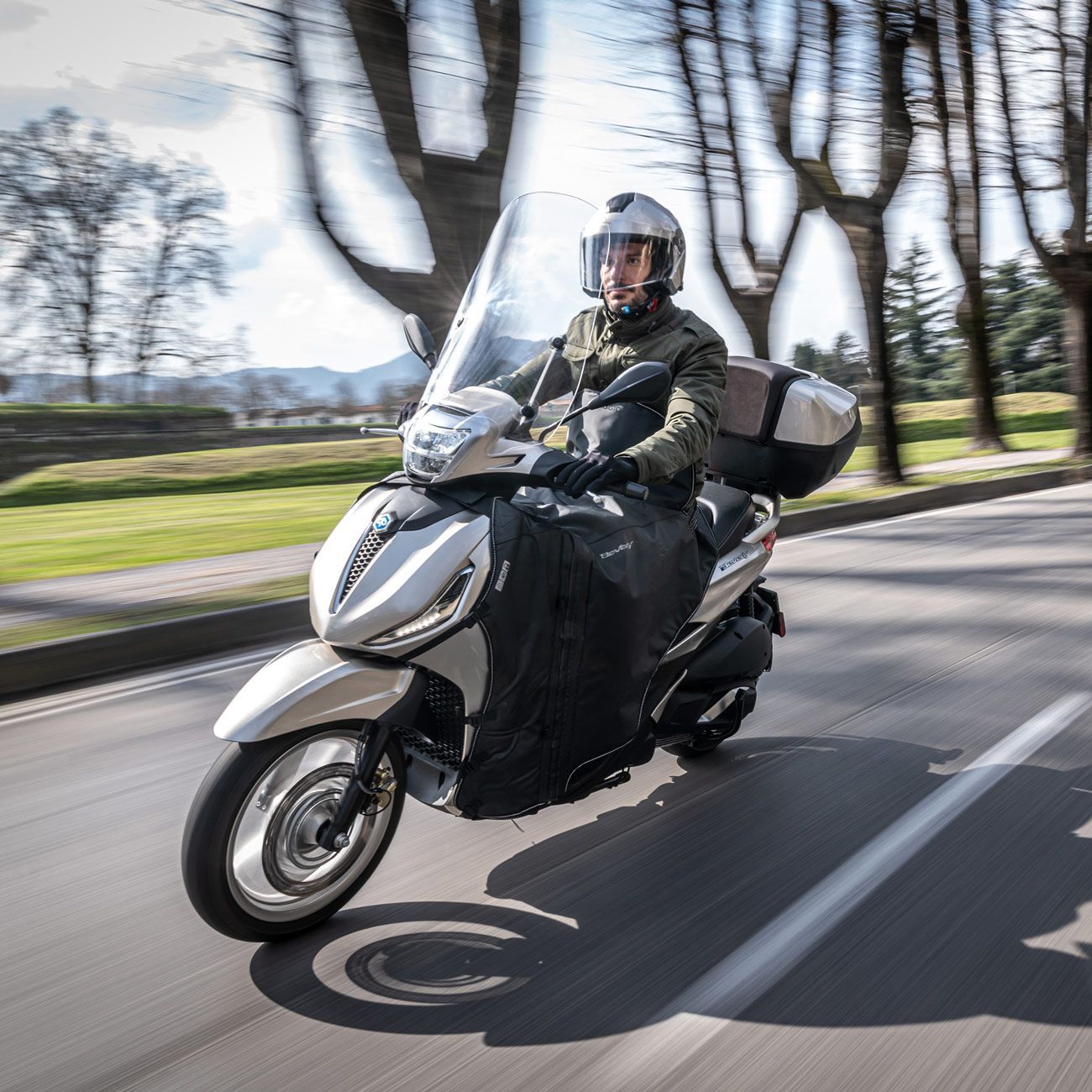 Un primo piano di una foglia di palma con un cielo azzurro sullo sfondo