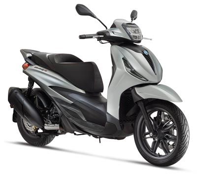 Uno scooter argento e nero su sfondo bianco.