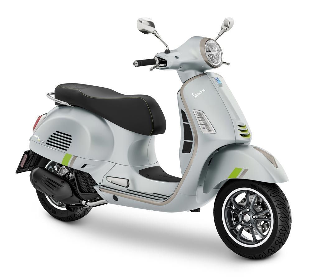 Uno scooter nero è parcheggiato su uno sfondo bianco.