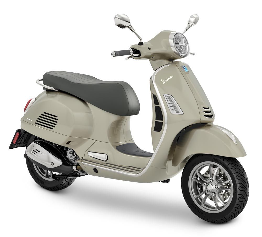 Uno scooter nero è parcheggiato su uno sfondo bianco.