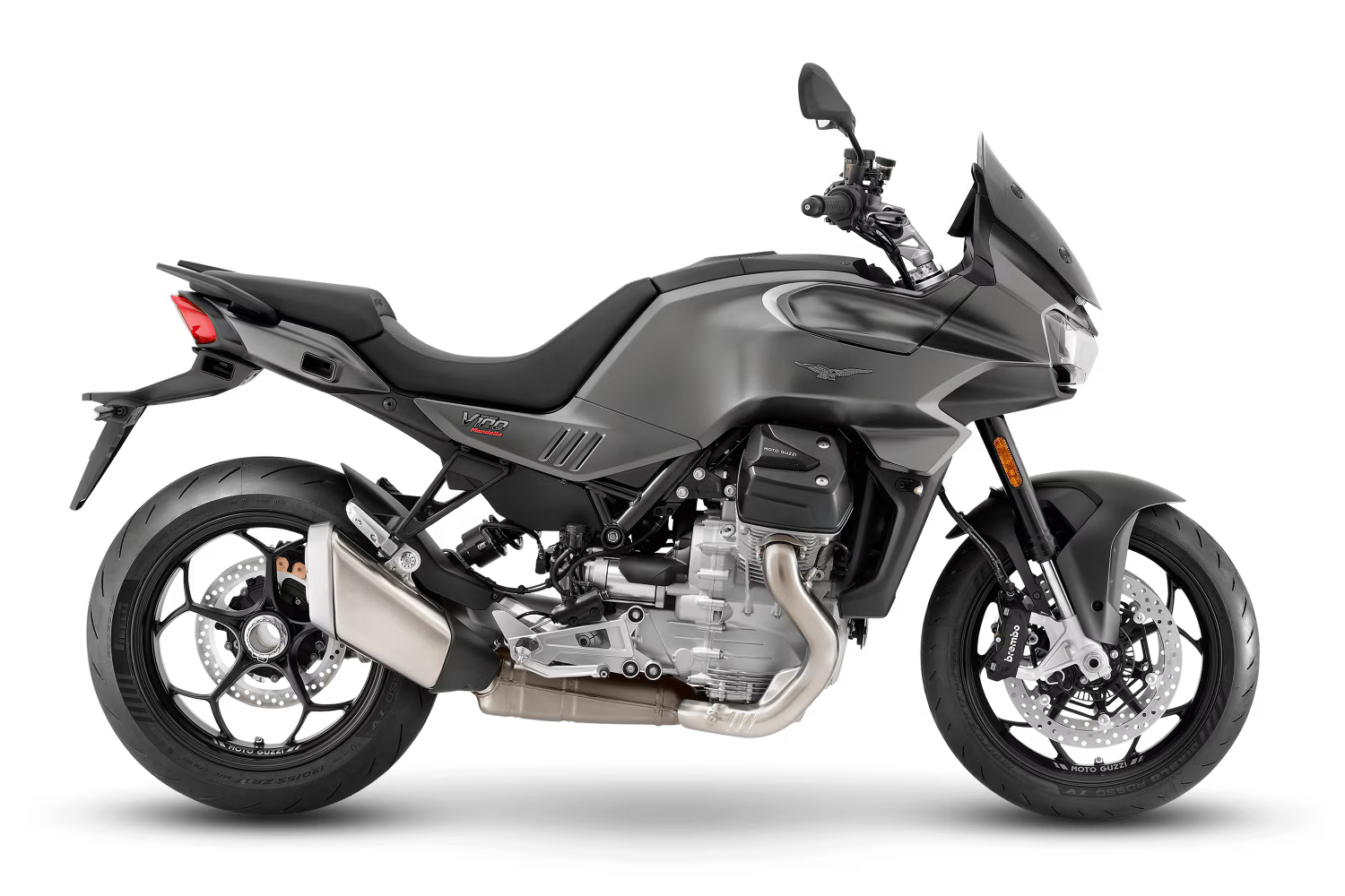 Uno scooter nero è parcheggiato su uno sfondo bianco.